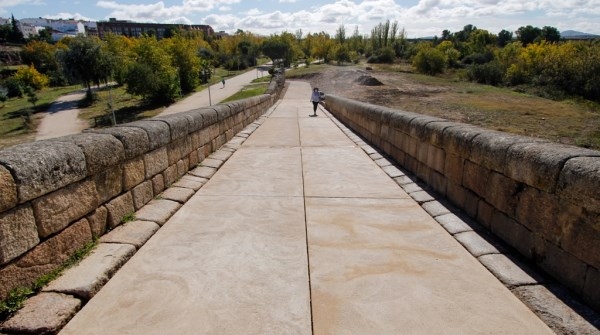 El descendedero del Puente Romano luce nueva imagen más accesible tras las obras de mejora