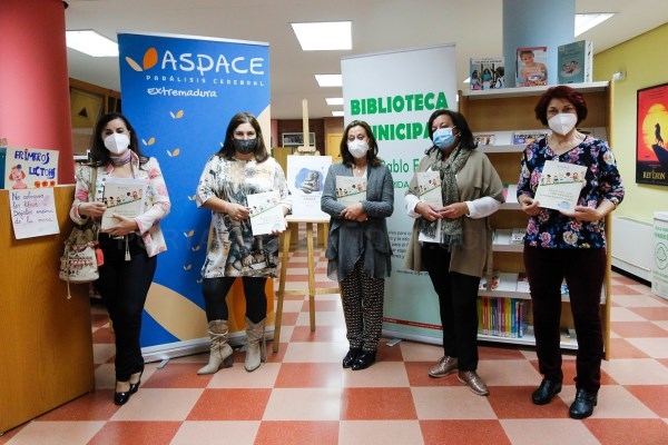 La biblioteca municipal recibe libros de Aspace para concienciar sobre las barreras que padecen los niños con parálisis cerebral