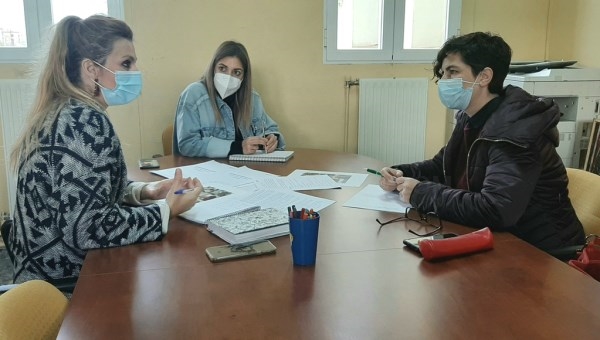 La delegada de Diversidad Funcional visita en Down Mérida a tres trabajadores que han finalizado el Plan Experiencia