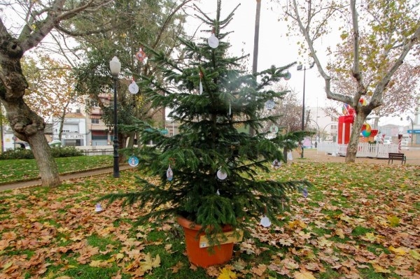 Comienzan a llegar los primeros adornos al Árbol de los Deseos instalado en el Mercado Navideño