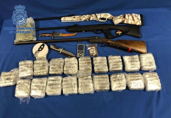 La policía nacional detiene en Mérida a dos jóvenes con 10 kilogramos de hachís