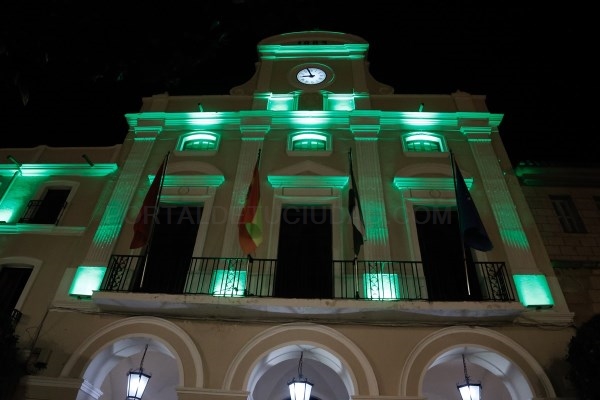 El Ayuntamiento se une a la conmemoración del Día Internacional del Pueblo Gitano iluminando la fachada y la fuente de la Plaza de España