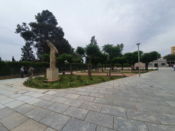 El alcalde de Mérida inaugura la nueva Plaza Margarita Xirgu como espacio de recepción de turistas