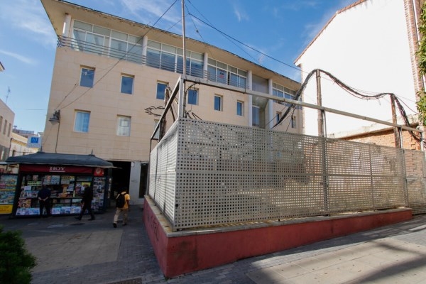 El equipo de Gobierno ampliará la Puerta de la Villa al convertir el actual solar vallado en espacio público para el disfrute de vecinos y vecinas y t