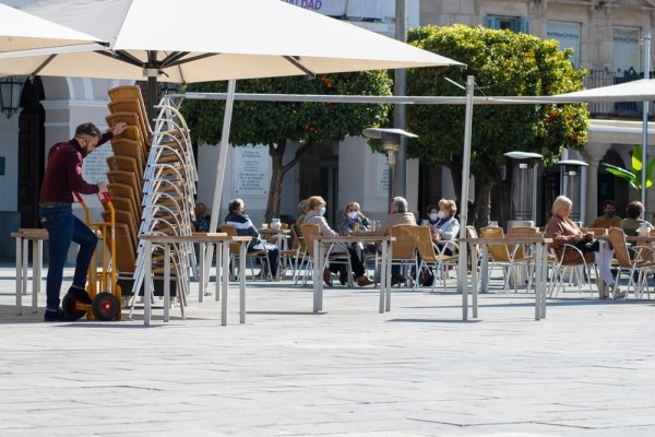 El Gobierno local firma el Decreto para poder ampliar los horarios de la hostelería hasta las 2 de la mañana en la Zona Centro y El Foro