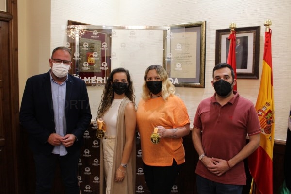 El alcalde recibe a la emeritense Alba González tras proclamarse campeona de España en baile caribeño