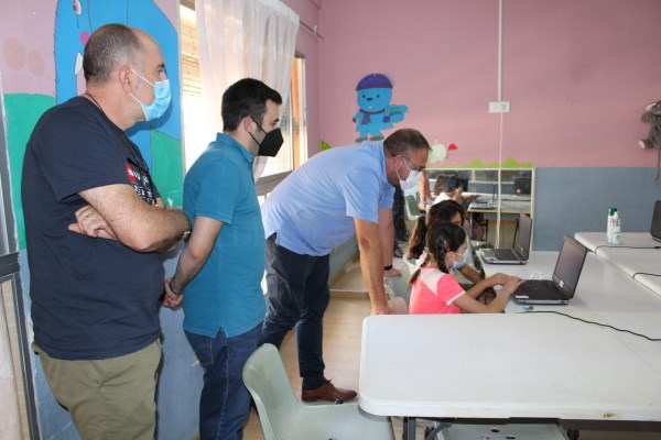 El alcalde visita a los niños y niñas que participan en los campamentos de Robótica y Naturaleza “Mérida en Verde”