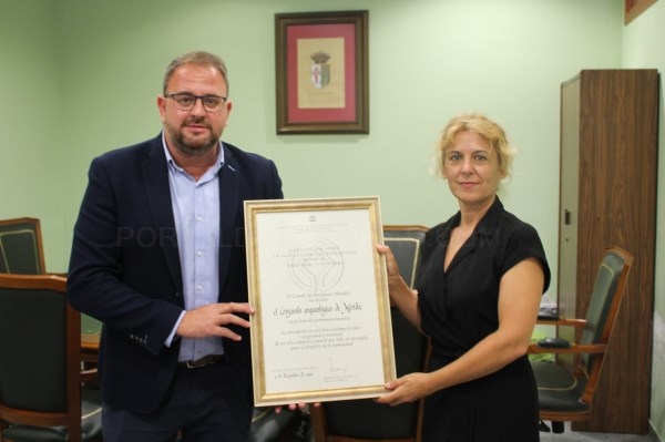 El alcalde entrega una réplica de la declaración de Patrimonio de la Humanidad a la localidad de Alange