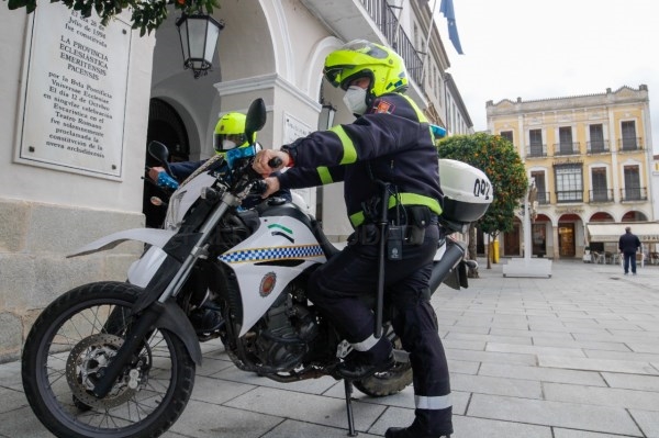 La Policía Local devuelve a su dueño un sobre extraviado que contenía 750 euros
