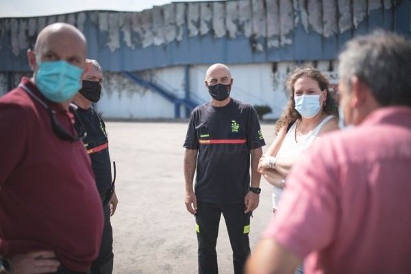 La alcaldesa en funciones visita la planta hortofrutícola incendiada en la tarde de ayer