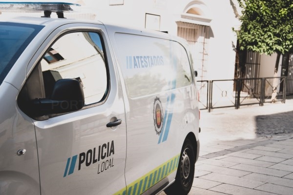 Campaña informativa de la Policía Local ante vehículos abandonados en la vía pública y que circulen sin seguro