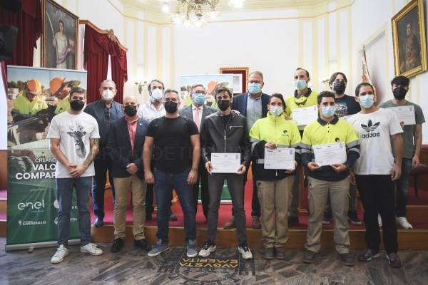 Los alcaldes de Mérida y Almendralejo hacen entrega de los diplomas del curso de montaje de paneles solares