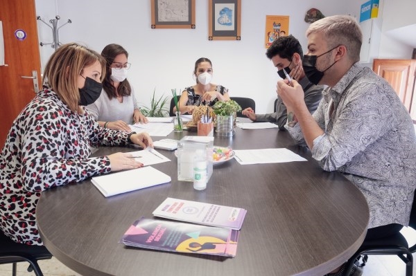 Continúan las reuniones preparatorias del Carnaval Romano con la toma de contacto con los representantes de la Gala Drag