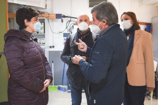 Susana Fajardo y Julio César Fuster visitan el IES Emerita Augusta para interesarse por su proyecto de autoconsumo