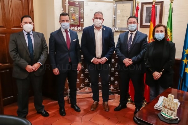El Ayuntamiento acuerda con Caixabank la entrega de diez mil euros para la campaña de Navidad destinados a más de 480 familias vulnerables