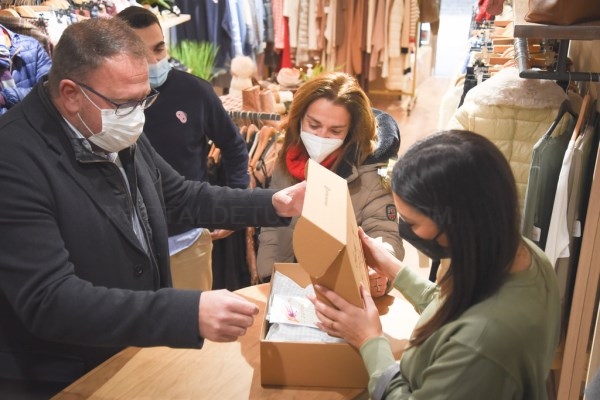 El alcalde visita a los creadores de la marca emeritense ‘Odio by Marengo’ que han diseñado ropa con las coordenadas de ubicación de varios monumentos