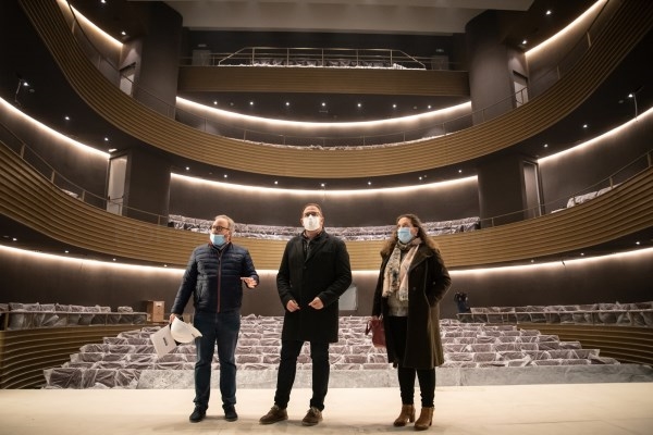 El Teatro María Luisa encara su recta final con la habilitación de los accesos por Almendralejo y Torre Albarrana y la instalación del equipamiento té