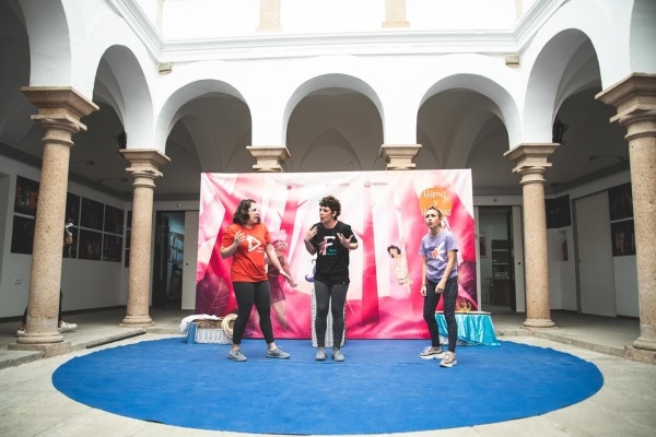 El alcalde muestra su orgullo y agradecimiento a todas las compañías y empresas emeritenses que harán posible la programación OFF del Festival de Teat