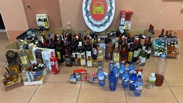 Denuncian al dueño de una tienda de Mérida por vender alcohol a menores en botellas de agua