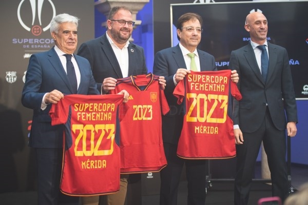 El claustro de Santa Clara ha acogido el sorteo de emparejamientos de la Supercopa de España Femenina que se celebra en Mérida del 18 al 22 de enero