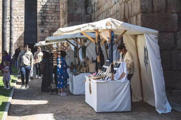 Mercado de artesanía en la Plaza de las Méridas del Mundo