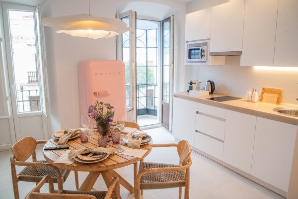 El alcalde visita el nuevo complejo de apartamentos turísticos ‘Lupercas’ que ha abierto sus puertas en un edificio del siglo XIX en la Rambla