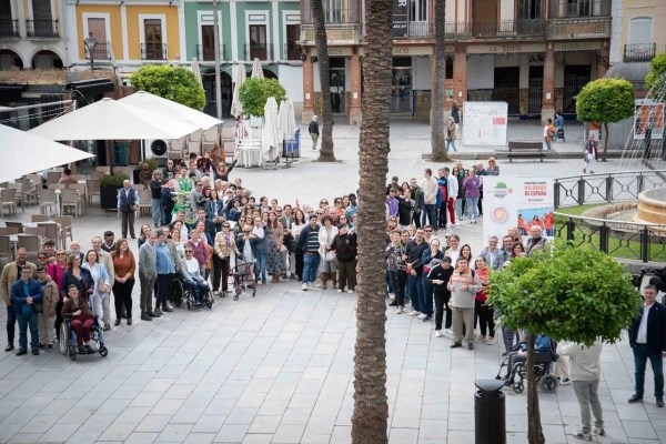 El alcalde participa junto con la Plataforma del Tercer Sector en un acto simbólico para motivar a las y los emeritenses a que marquen la ‘X Solidaria