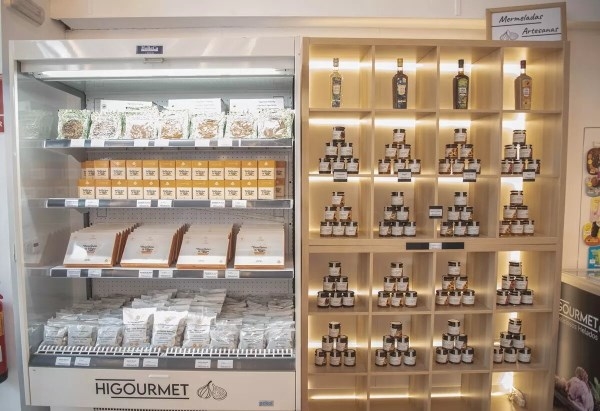 El Alcalde destaca la calidad y la tradición de la primera tienda de Higourmet, en la calle Santa Eulalia