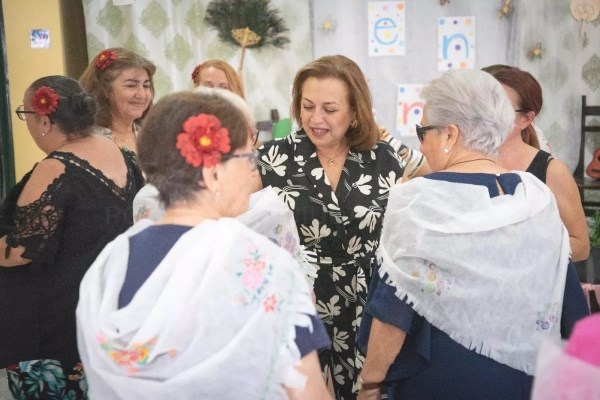 El “Desayuno y las Actividades preferia” que el programa Lazos ha organizado llena de ritmo y diversión el centro social de La Antigua