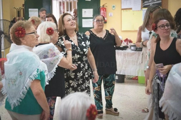 El “Desayuno y las Actividades preferia” que el programa Lazos ha organizado llena de ritmo y diversión el centro social de La Antigua
