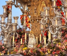 Imagen de la Macarena en la delantera del paso de Santa Ana