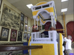 Flores de papel rizado amarillas y blancas para la carreta de Valme