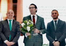 Dos Hermanas reconoce en sus Premios del Día de Andalucía al urólogo del Hospital de Valme, Francisco Rivera