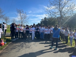 Unos 500 alumnos corrieron por la paz en el parque forestal