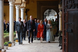 El Rey Felipe VI recorre la muestra sobre Cayetana de Alba en Sevilla en compañía de sus hijos