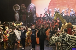 El teatro municipal se rinde ante El origen del Rey