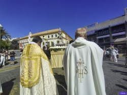Dos Hermanas renueva su fe en el Santísimo Sacramento