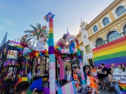 La marcha Dos Hermanas Orgullosa llenó de música y color el centro