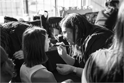 Una maquilladora nazarena en la Milán Fashion Week