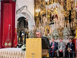 Ofrenda devocional de un párroco y su parroquia a Valme