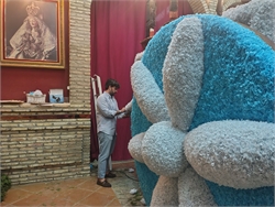 Carreta de flores blancas y turquesas para la Virgen de Valme