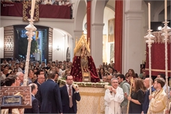 La Virgen de Valme más clásica bajo el templete de su paso