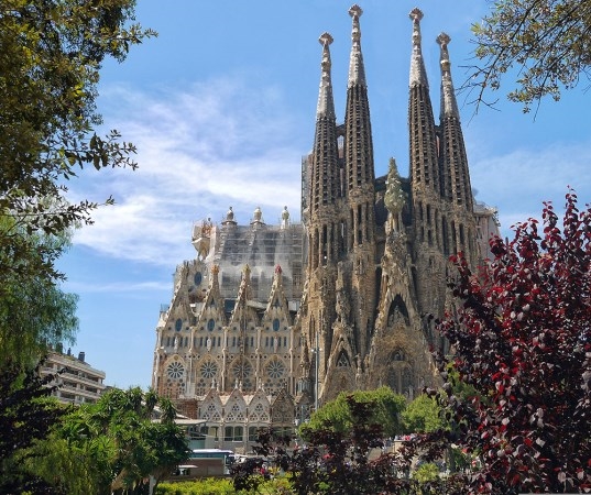 Fundación ADIPROPE rinde tributo a Gaudí con un ciclo de ocho mesas conmemorativas en el centenario de su fallecimiento