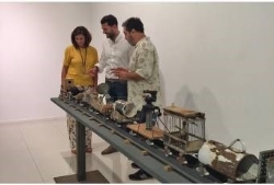 Materiales usados se transforman en “juguetes del fin del mundo” en la exposición de Ángel Haro