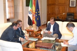 Fernández Vara recibe en Mérida al presidente de la Asociación Extremeña de la Empresa Familiar