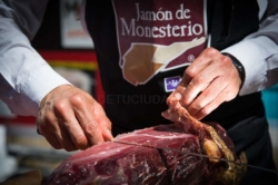 Fernández Vara anima a seguir apostando por la calidad para mantener el éxito del Día del Jamón de Monesterio