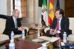 Fernández Vara estudia con el presidente del Puerto de Sines las posibilidades que ofrece para Extremadura