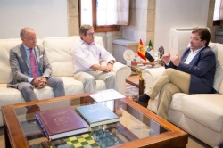 El presidente de la Junta apoya el contrato de Ibertabaco con la compañía Deltafina que comprará tabaco extremeño en los próximos tres años.