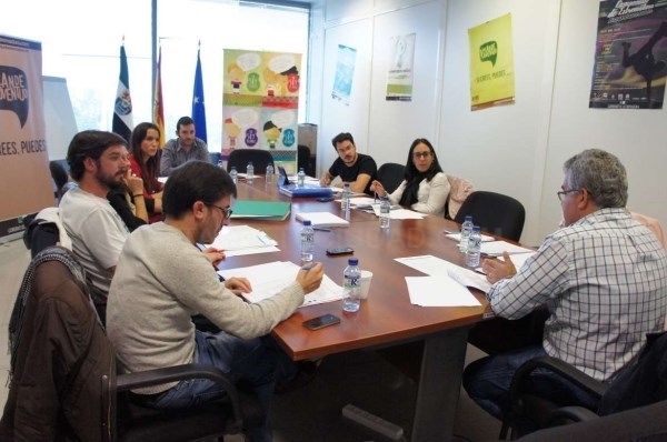 La Junta y los agentes sociales definirán las medidas de apoyo a la formación, el empleo y la emancipación joven