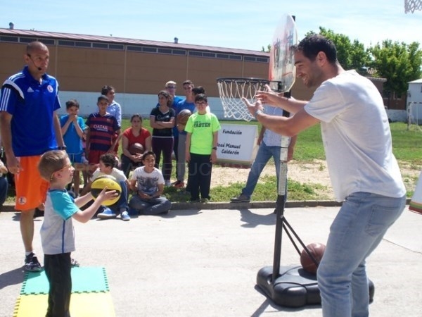 Calderón enseña a jugar a baloncesto a los alumnos del Colegio Ntra. Sra. de la Aurora de Aprosuba-9